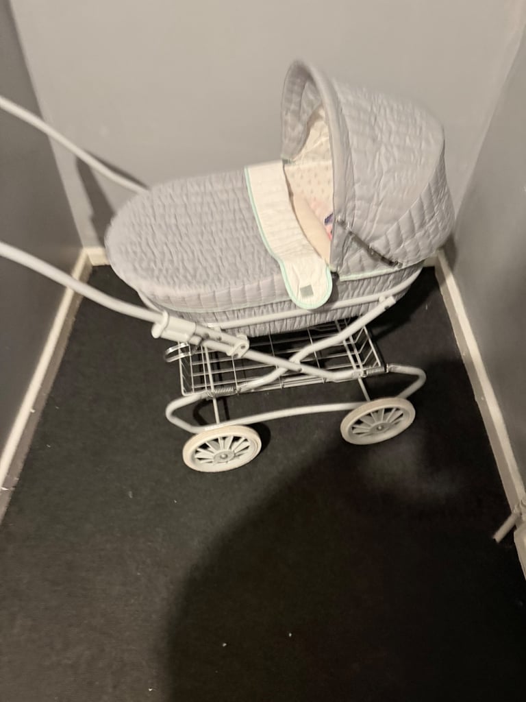 Dolls Pram 80’s era very good condition!!