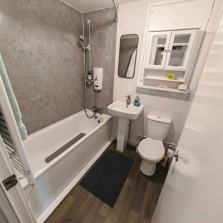 * Available to Rent - DUMBARTON - 2-BED FLAT - UNFURNISHED *