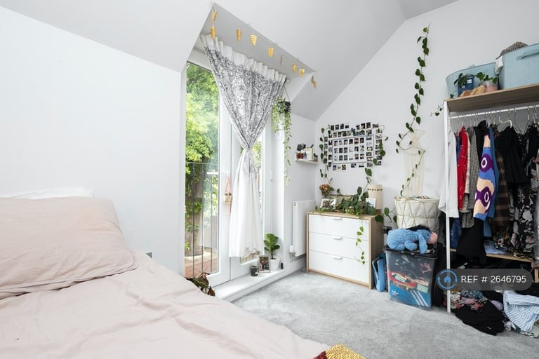 2 bedroom flat in Lawton Green, Loughton, IG10 (2 bed) (#2646795)