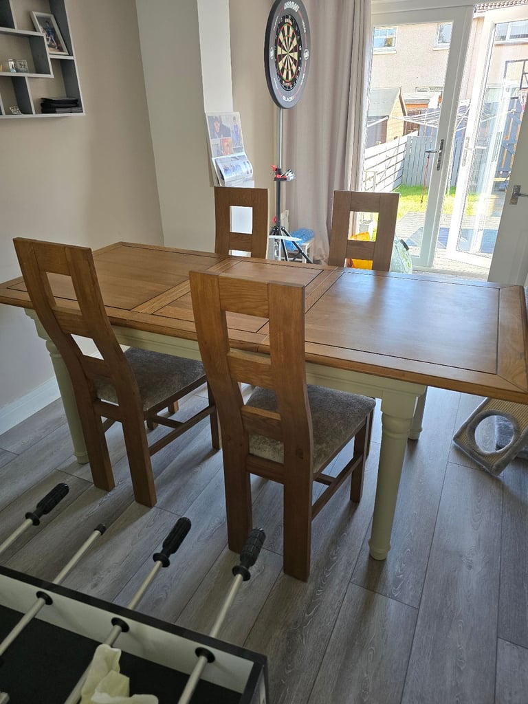Oak Furnitureland 6 foot extendable table and chairs £400 ono