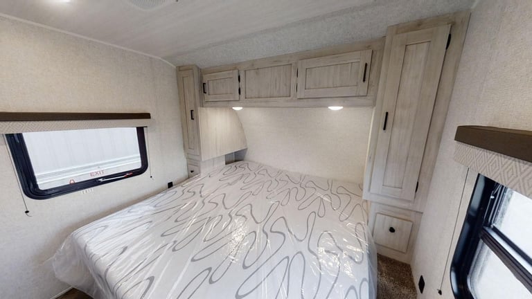 EX DEMO Forest River East To West Della Terra 323QB American Caravan 5th Wheel