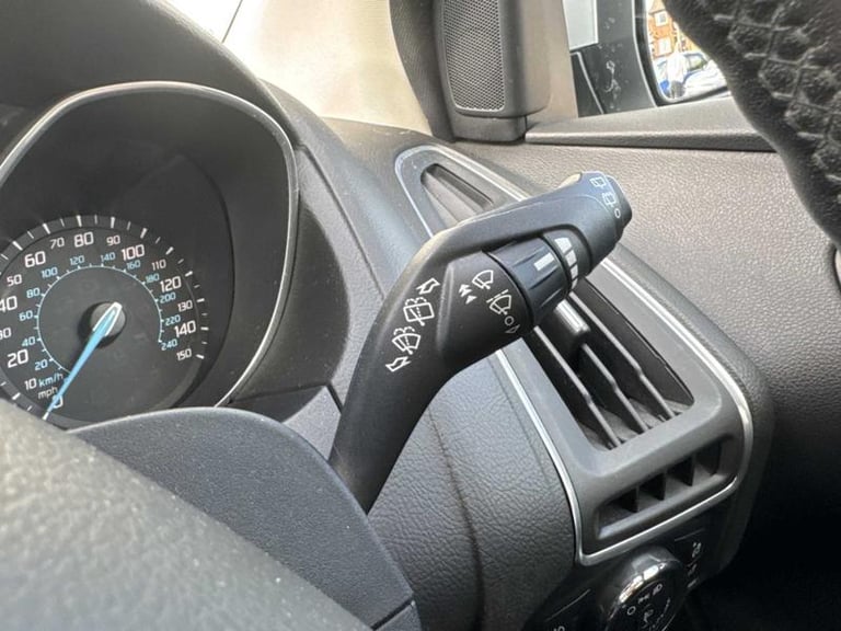 2014 Ford Focus 1.6 125 Zetec Navigator 5dr Powershift HATCHBACK PETROL Automatic