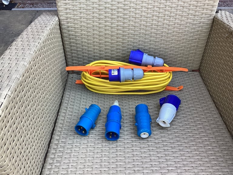 Caravan/motorhome electric connectors