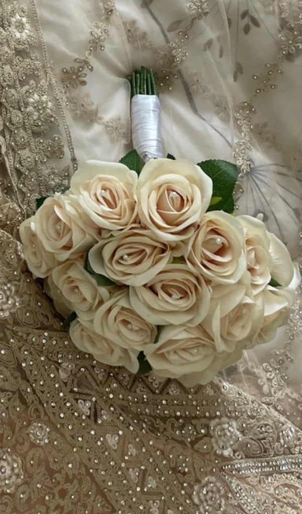 image for Floral bouquet wedding arrangement Pose 