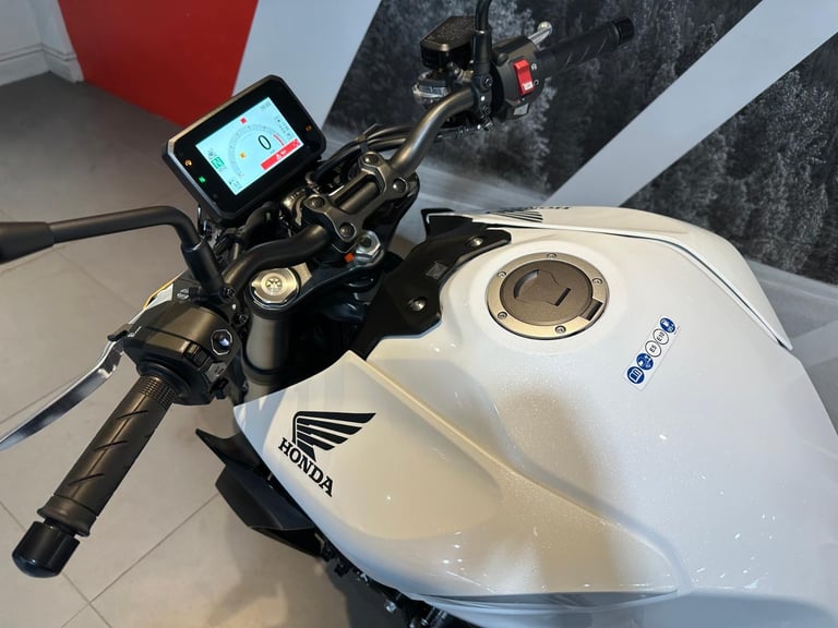 Honda CB 1000 Hornet 2025 with only 1075 miles + extra's 