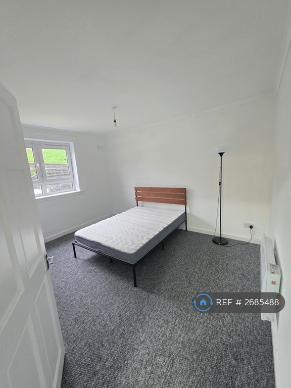 2 bedroom flat in Cathcart Street, Greenock, PA15 (2 bed) (#2685488)