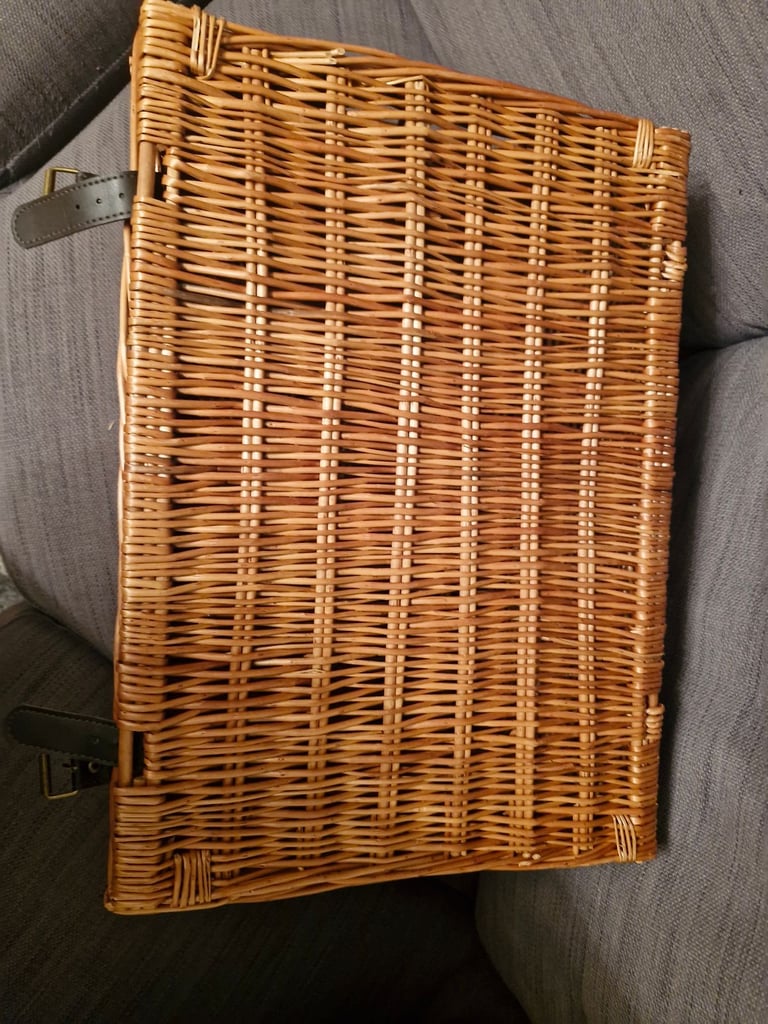 image for Wicker hamper or picnic basket