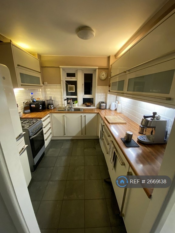 2 bedroom flat in Nunhead Lane, London, SE15 (2 bed) (#2669138)