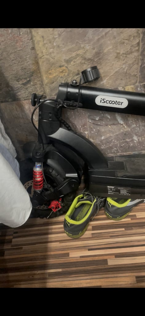 Electric scooter 2024 v good condition 