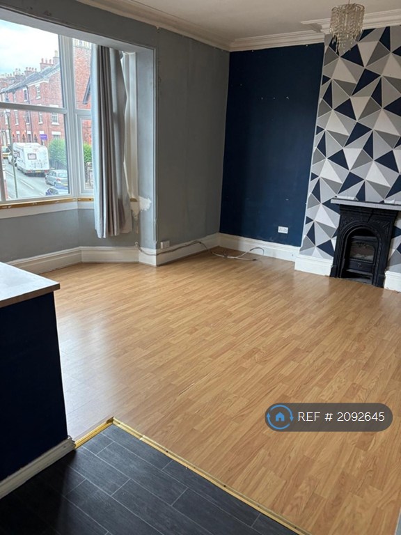 1 bedroom flat in Broad Street, Leek, ST13 (1 bed) (#2092645)
