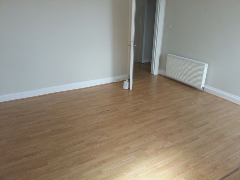 Spacious 2-Bedroom First Floor Flat with Sea Views