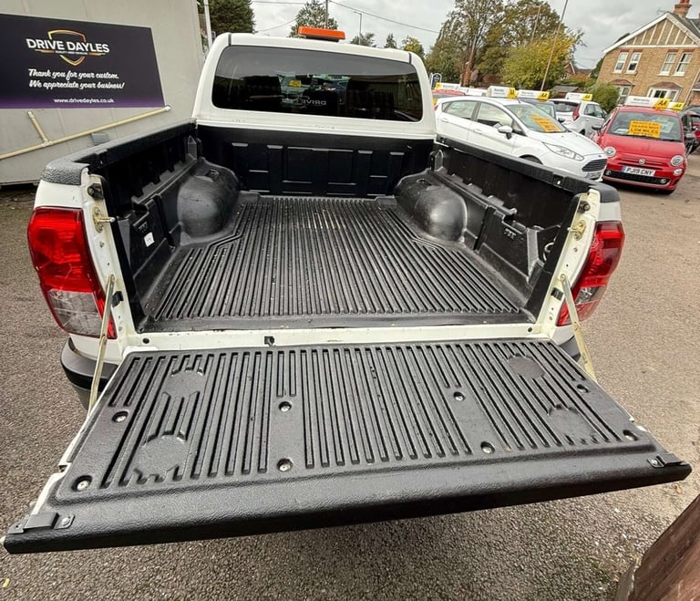 2019 Toyota Hilux 2.4 HI-Luxury Invincible D-4D 4WD Double Cab 4WD 5dr Pickup Diesel Manual