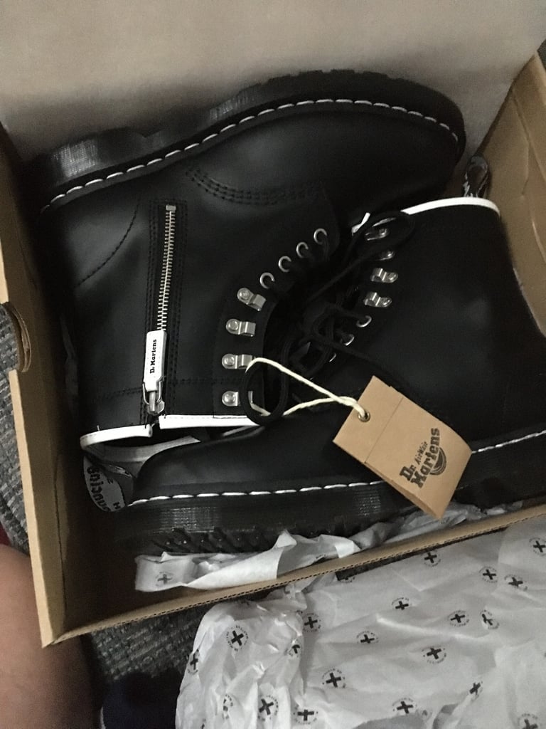 image for DR MARTENS BOOTS SIZE 8 