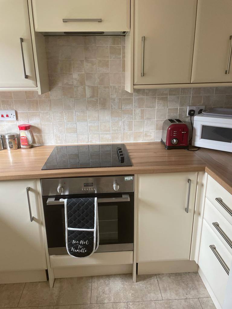 Newington. Beautiful refurbished 2 bedroomed ground floor flat with double glazing