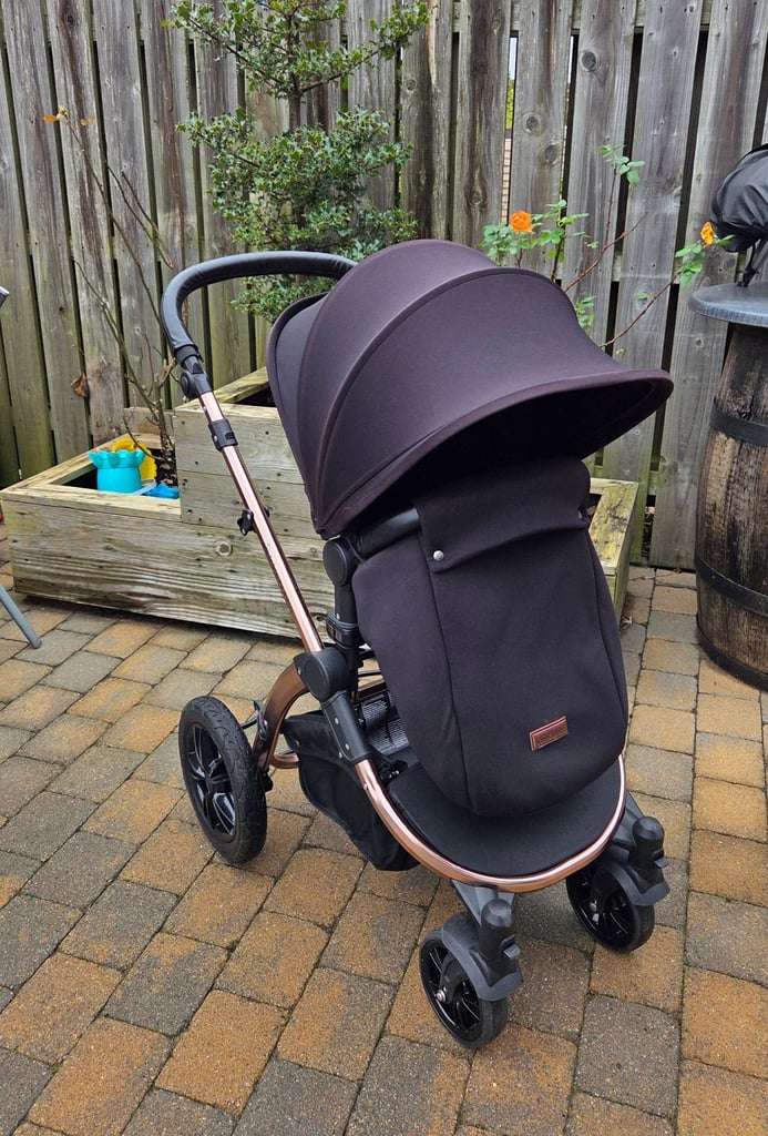 image for Ickle Bubba Stomp travel system (including 2 car seats with Isofix bases)