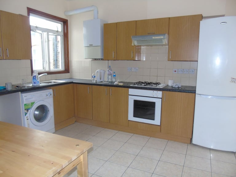Refurbished 3 double bedroom Property located 2 minutes walk to station 