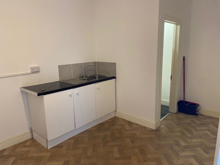 Unit / Workshop / Storage to rent Tunbridge Wells, Kent (2,500 sq ft)