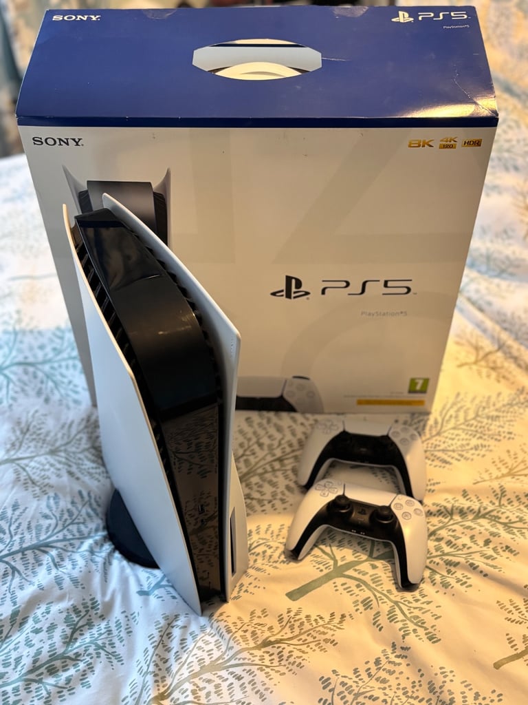 PS5 disc edition 825g with 2x controllers and games