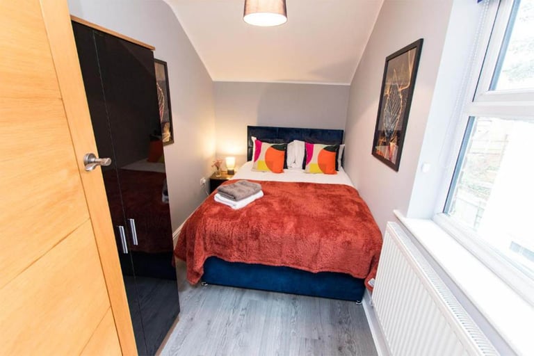 Beautifully Presented 5-Bedroom Terraced Home **COMPANY LET / R2R DEAL**