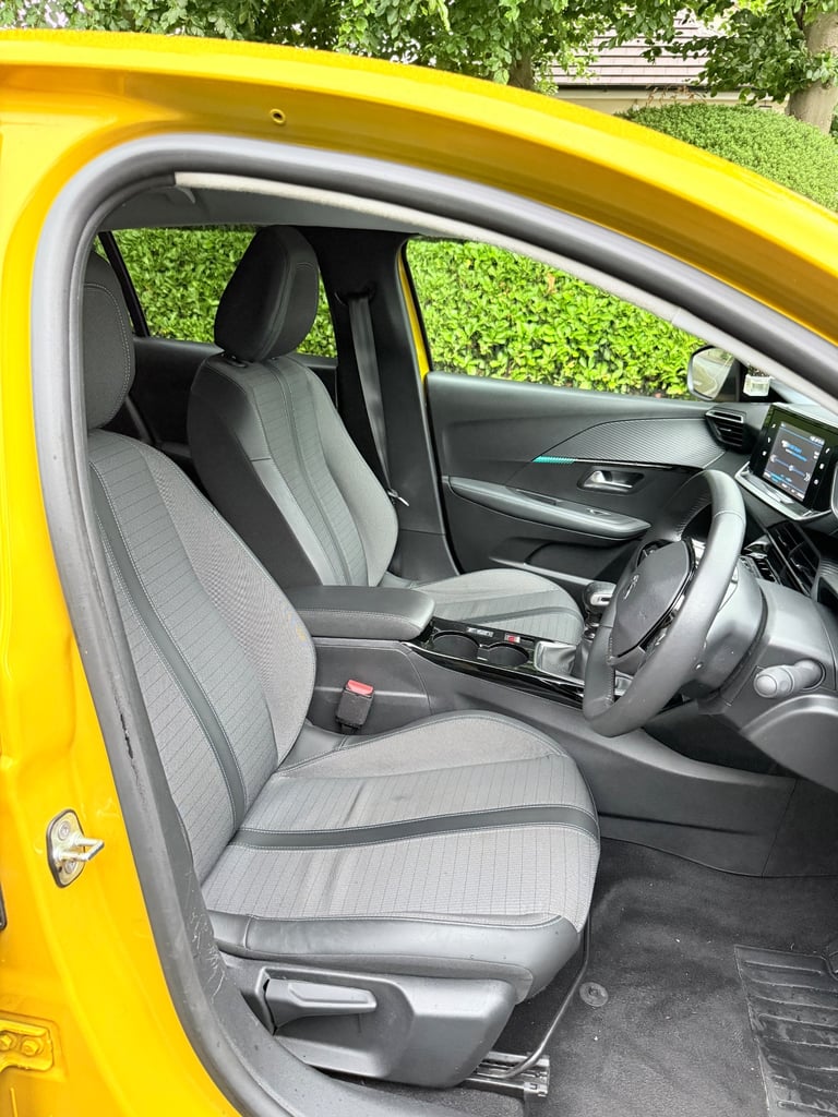 Peugeot 208 Allure Premium + 2023