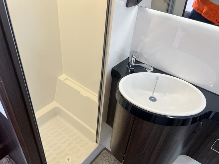2024 HOBBY PRESTIGE 720 WQC 4 Berth fixed island bed End washroom