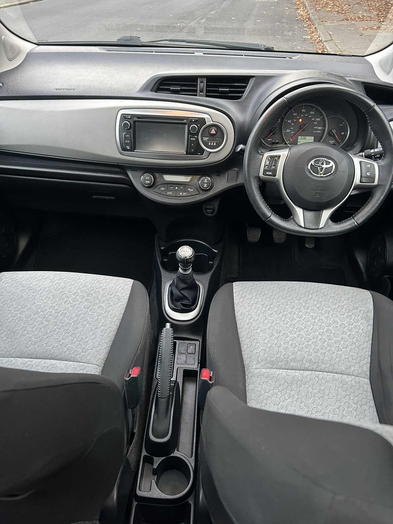 2011 Toyota Yaris 1.33 VVT-i T Spirit 5dr-10 service stamps HATCHBACK Petrol Manual