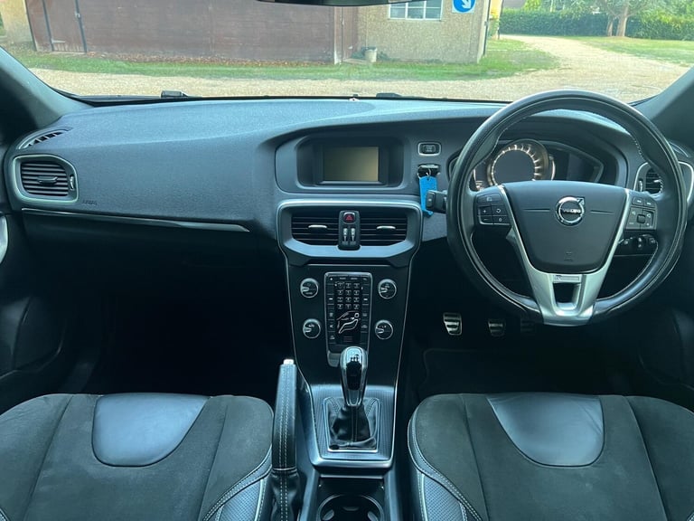 2018 Volvo V40 2.0 T2 R-Design Euro 6 (s/s) 5dr HATCHBACK Petrol Manual
