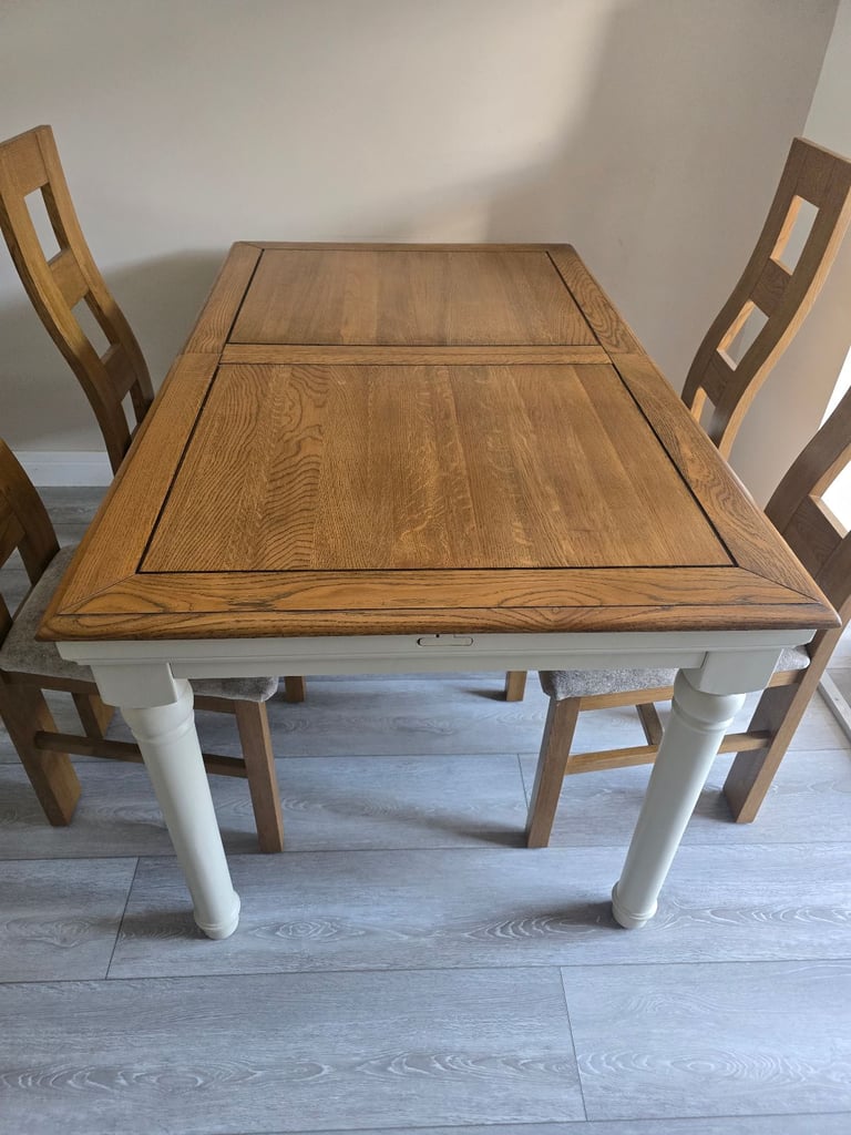 Oak Furnitureland 6 foot extendable table and chairs £400 ono