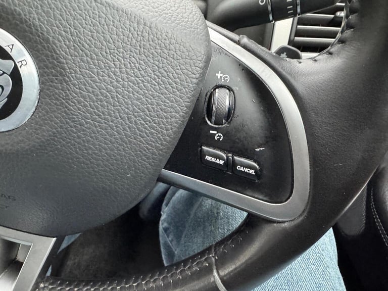 JAGUAR XF 2.2d Luxury Auto Euro 5 (s/s) 4dr 2011