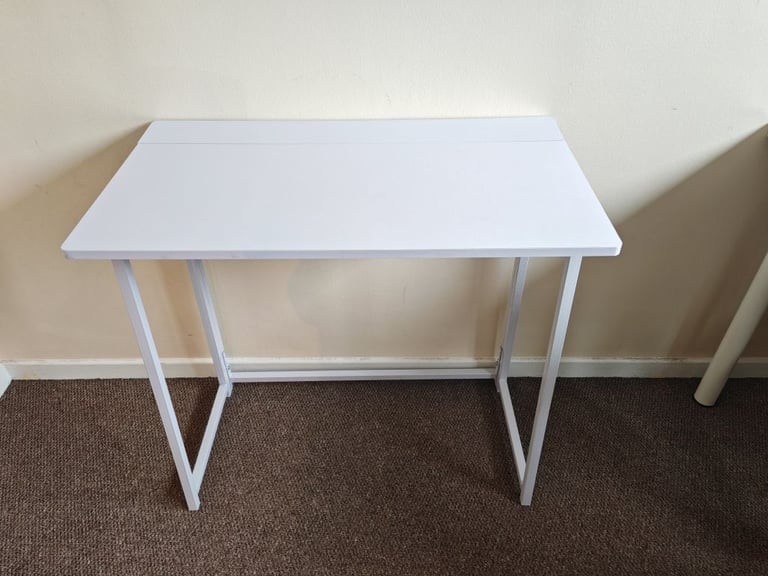 Foldable table
