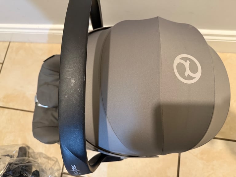 Cybex Cloud Infant Seat (Inc. Rain Cover) & ISOFIX Base