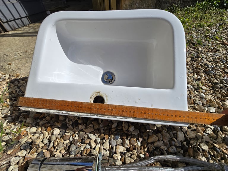 Bathroom sink & mixer tap Very Good Condition 