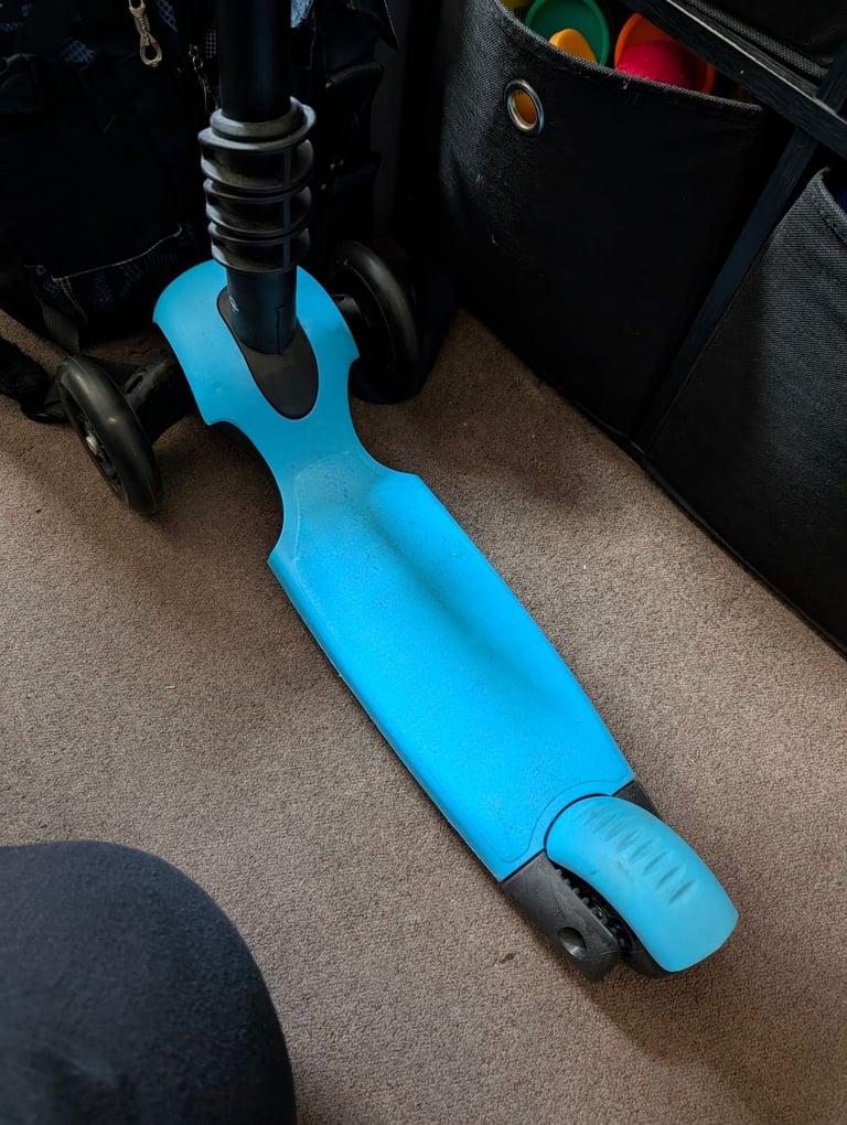 Childrens 3 wheeled scooter approx age 2-8yrs