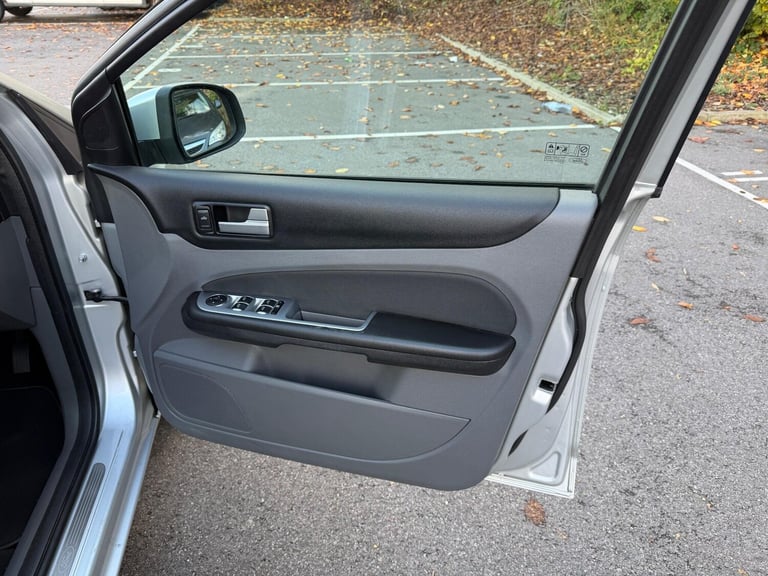 2010 Ford Focus 2.0 Titanium 5dr HATCHBACK PETROL Manual