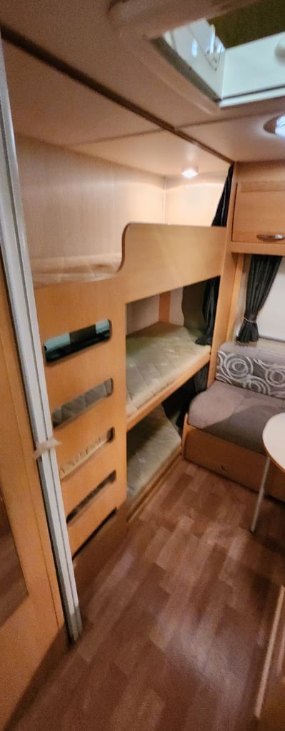 STUNNING ELDDIS 556 FULL 6 BERTH TRIPLE BUNKS + AWNING