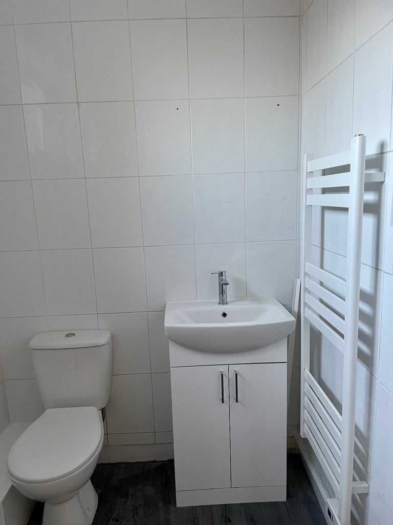 Unique Gorgeous 3 Bedroom Detached Cottage / House with Gardens and Private Parking