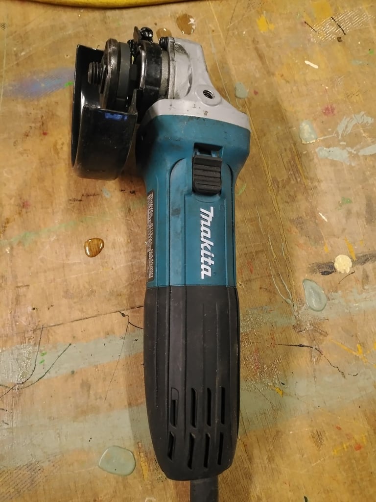 MAKITA GRINDER 110 volts and 720 wats 