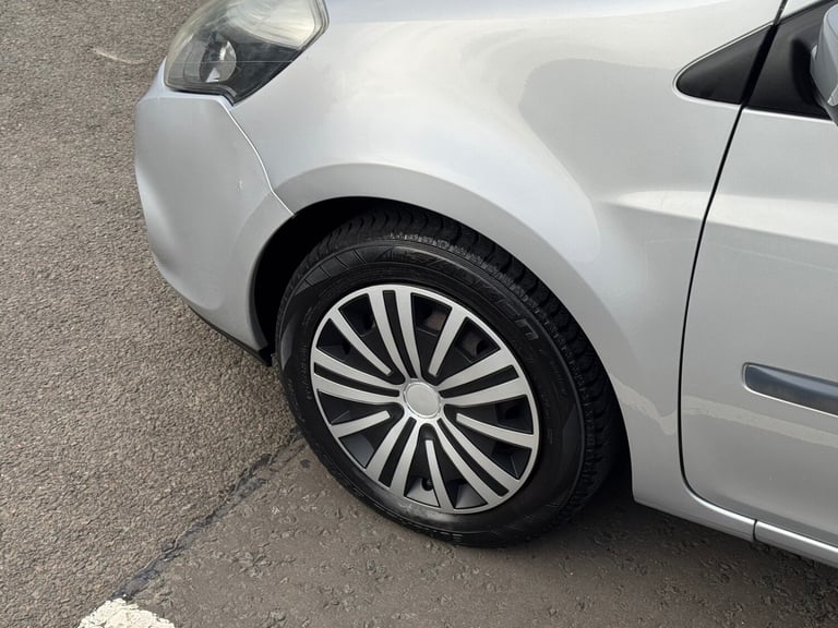 2011 Renault Clio 1.2 16V Expression 5dr HATCHBACK Petrol Manual