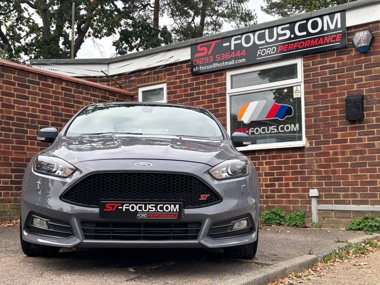 2017 Ford Focus 2.0T EcoBoost ST-3. LOW OWNERS  LOW MILEAGE  MOUNTUNE EXHAUST.