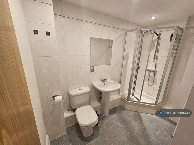 2 bedroom flat in Anchor House, London, SW18 (2 bed) (#2688402)