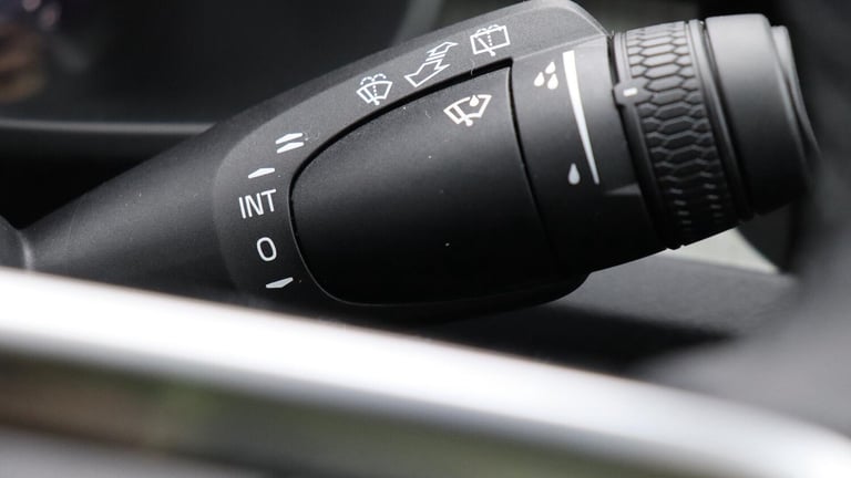2025 Volvo XC40 B4 (P) Ultra Bright (Sunroof, Pilot Assist, BLIS, Leather) ESTATE Petrol/Electric...