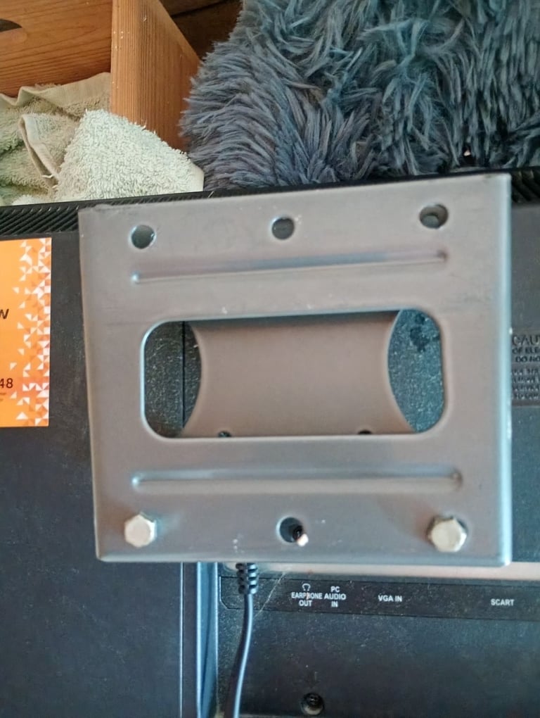 BUSH 19 INCH TV (NOT SMART) WITH REMOTE CONTROL & WALL BRACKET