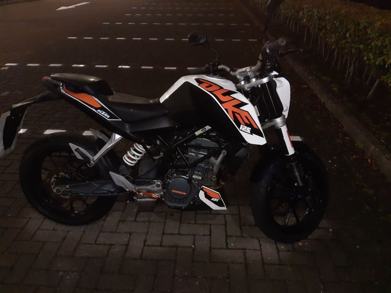 KTM DUKE 125 2015 , 125cc low mileage, long MOT