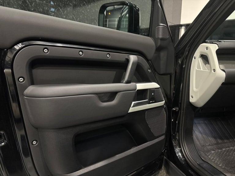 2023 Land Rover Defender 3.0 D250 MHEV SE Hard Top SUV 5dr Diesel Auto 4WD MWB Euro 6 (s/s) (250 ...