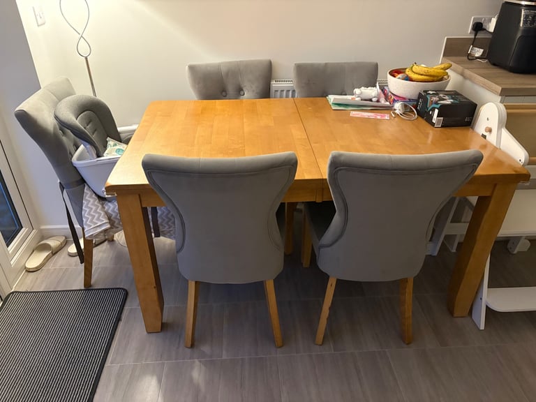 Solid oak extendable dinning table 