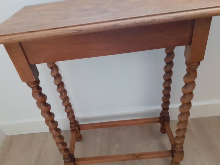 Oak Antique vintage small hall /console table, barley twist legs.VGC