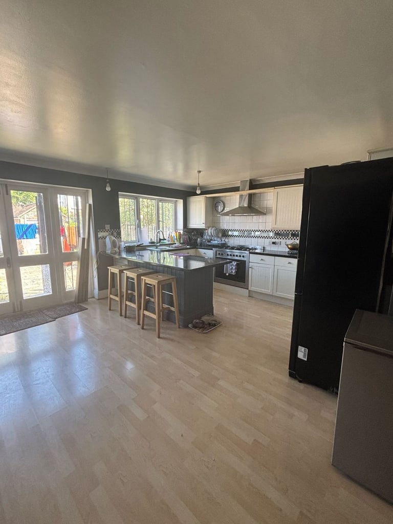 DOUBLE ROOM IN SEVEN KINGS IG3 