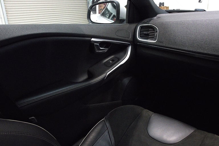 2017 Volvo V40 2.0 T2 R-Design Nav Plus Euro 6 (s/s) 5dr HATCHBACK Petrol Manual