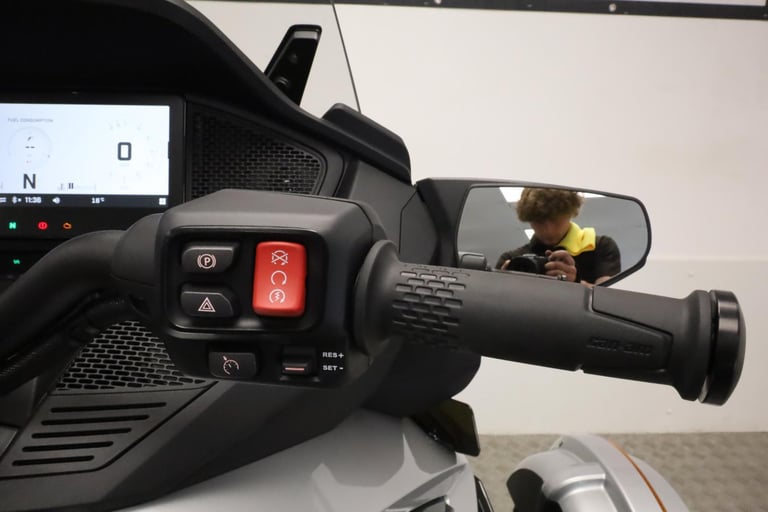 2025 Can-Am Spyder RT Limited Trike Hyper Silver Metallic - IN STOCK NOW 