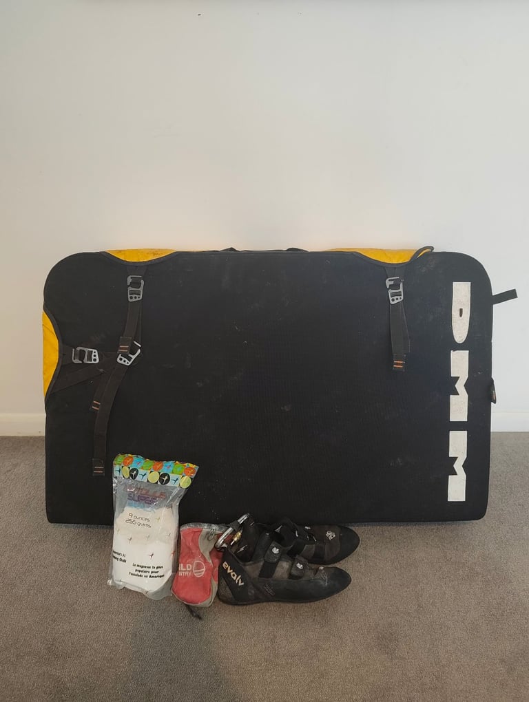 Climbing crash mat and shoes 